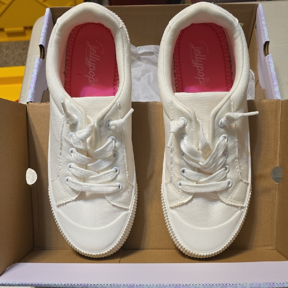 NWT Jellypop Women's‎ White Sneakers